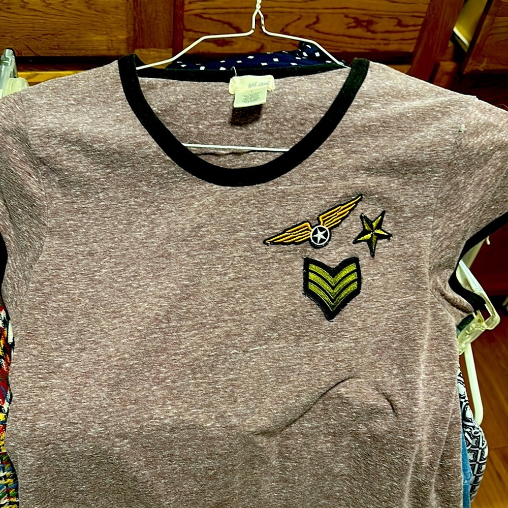 Wet Seal Women’s Purple-Gray T-Shirt with Embroidered Patches Size Large